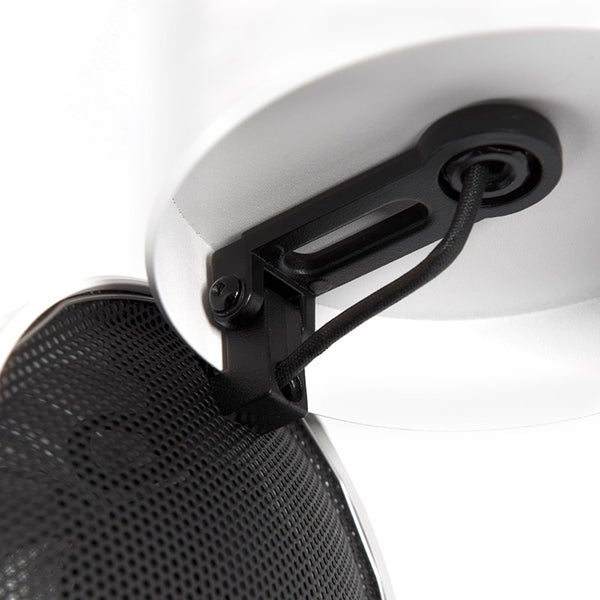 Detailansicht einer Lautsprecherhalterung mit Kabel