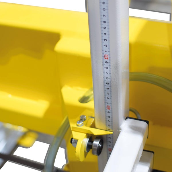 Detailansicht einer gelben Maschine mit Messskala