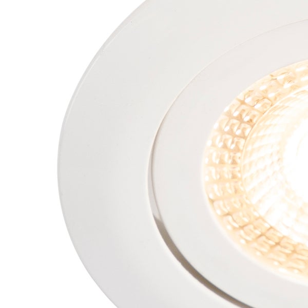 Detailansicht eines weißen LED-Einbaustrahlers mit eingeschaltetem Leuchtmittel.