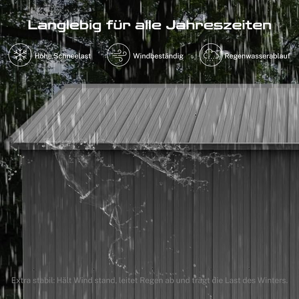 Gartenset mit zwei Stühlen, einem Sofa, einem Hocker und einem Tisch auf einer Terrasse