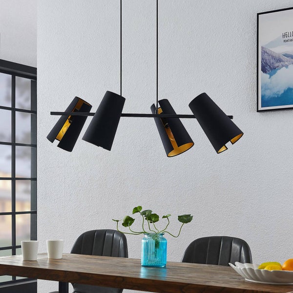 Esszimmer mit Esstisch und einer Hängeleuchte mit vier Leuchtenschirmen.