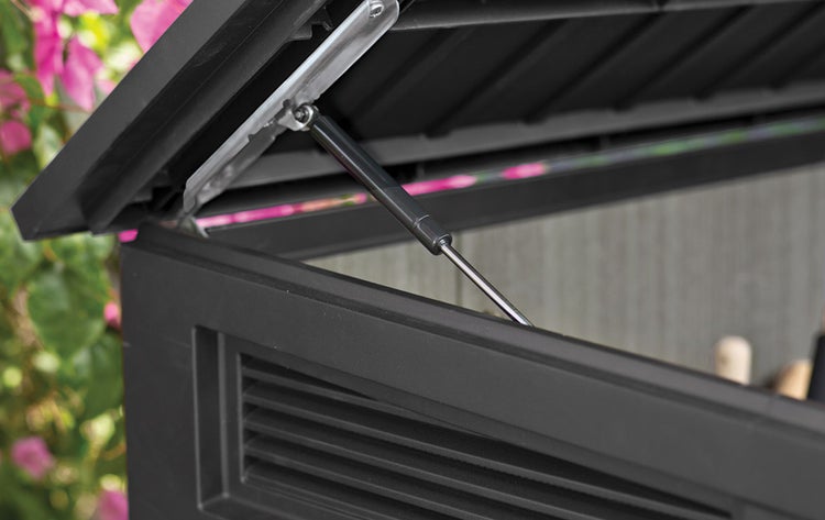 Detailansicht des geöffneten Deckels einer Aufbewahrungsbox mit Gasdruckfeder