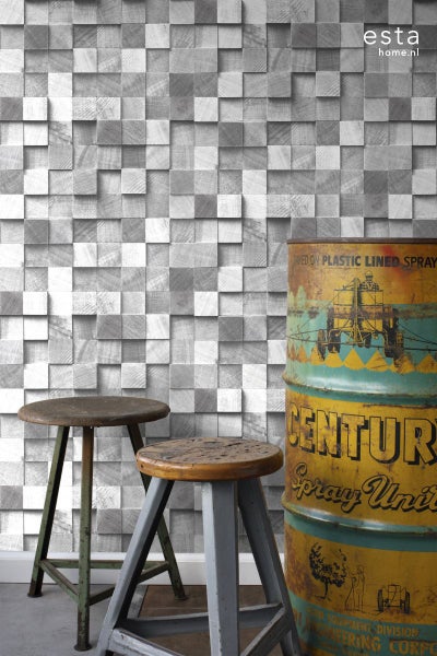 Raumgestaltung mit Holzblock-Tapete, zwei Hockern und einer alten Öltrommel.