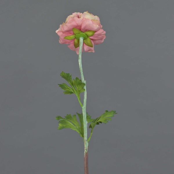 Künstliche Ranunkel in Rosa mit grünem Stiel und Blättern.