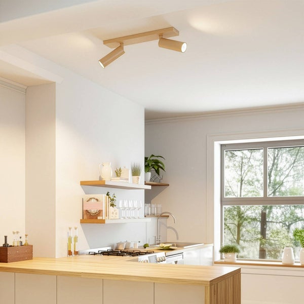 Deckenleuchte mit drei Strahlern in einer hellen Küche.