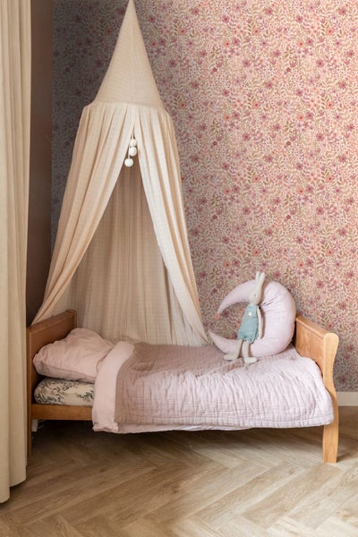 Kinderzimmer mit Bett, Baldachin und floraler Tapete