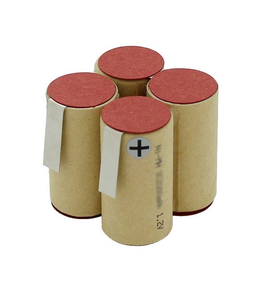 Vier wiederaufladbare Ni-MH Akkus mit 1,2 Volt, brauner Papierummantelung, roten Deckeln und Lötfahnen.