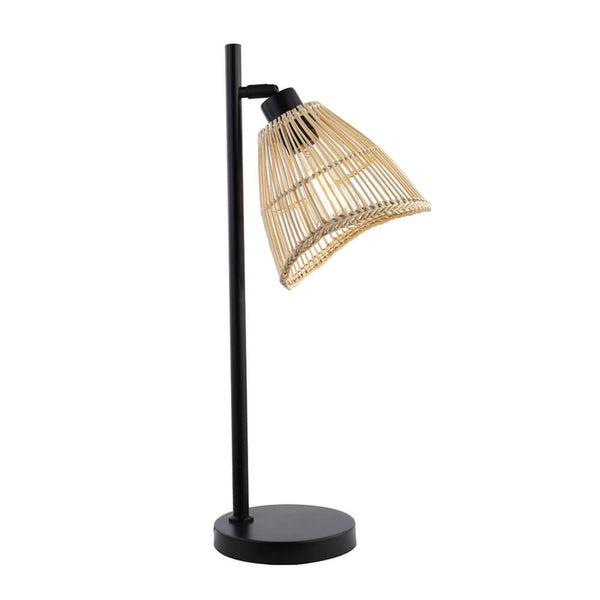 Tischleuchte mit Rattan-Lampenschirm auf schwarzem Sockel