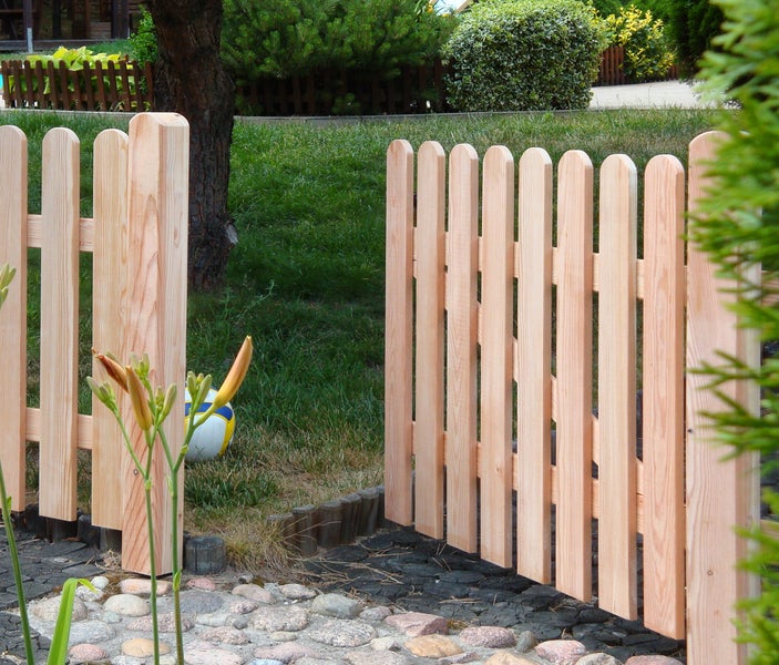 Offener Holzzaun im Garten