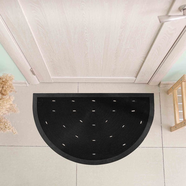 Halbrunde Fußmatte aus Gummi mit Noppenstruktur vor einer Tür