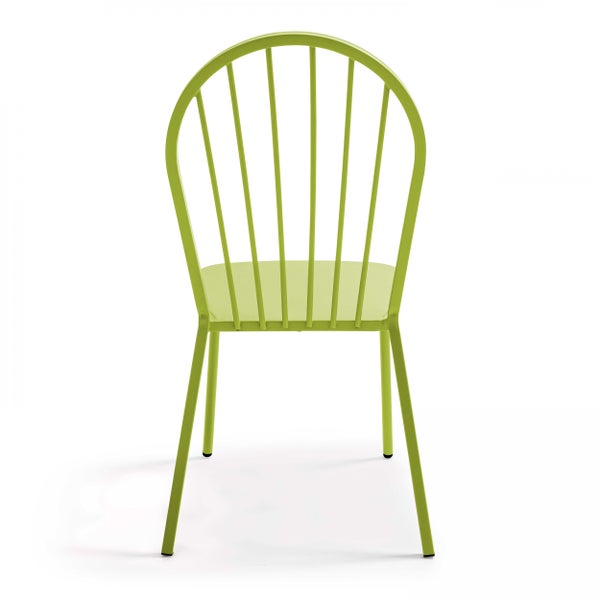 Hellgrüner Metall-Gartenstuhl mit abgerundeter Rückenlehne und vertikalen Streben.
