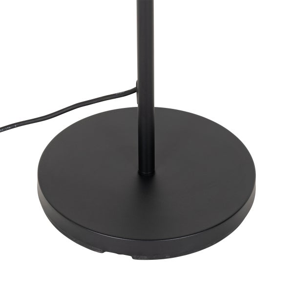 Runder Lampenfuß einer schwarzen Stehleuchte mit Stromkabel.