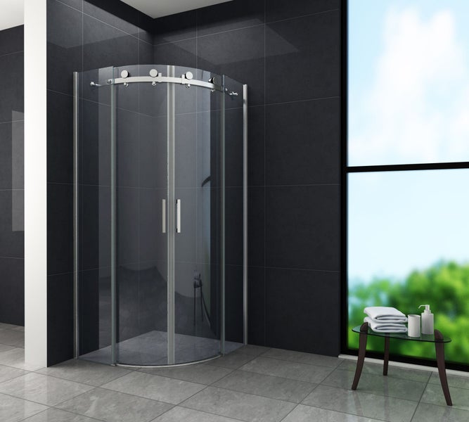 Badezimmer mit Duschkabine, Handtüchern und Pflegeprodukten