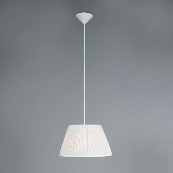 Pendelleuchte mit weißem plissiertem Stoffschirm in konischer Form und passendem Deckenbaldachin.