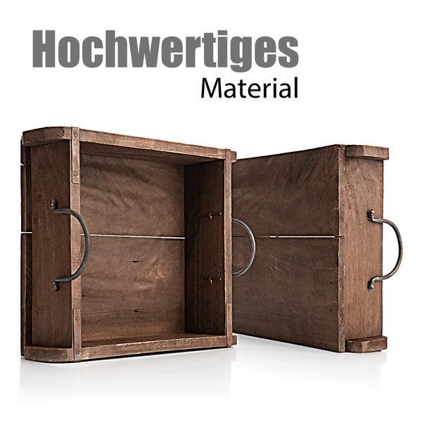 Zwei Holzkisten mit Metallgriffen