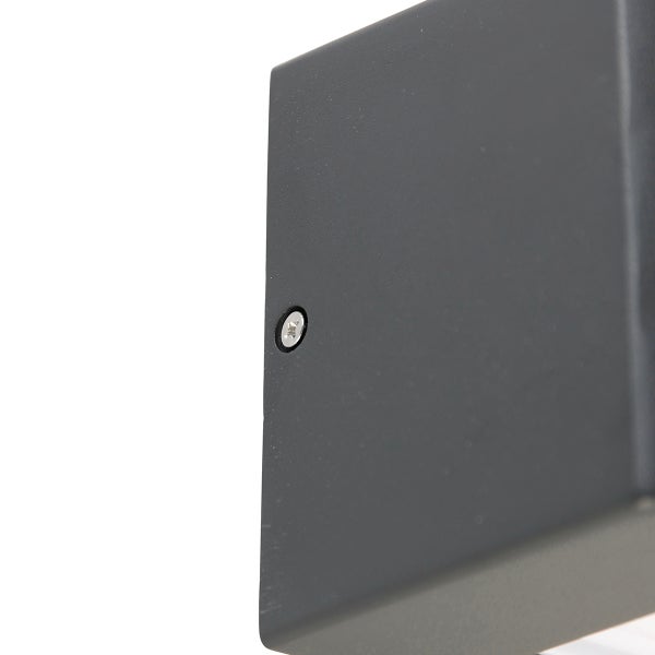 Detailansicht eines Wandleuchtengehäuses aus Metall mit Schraubbefestigung.