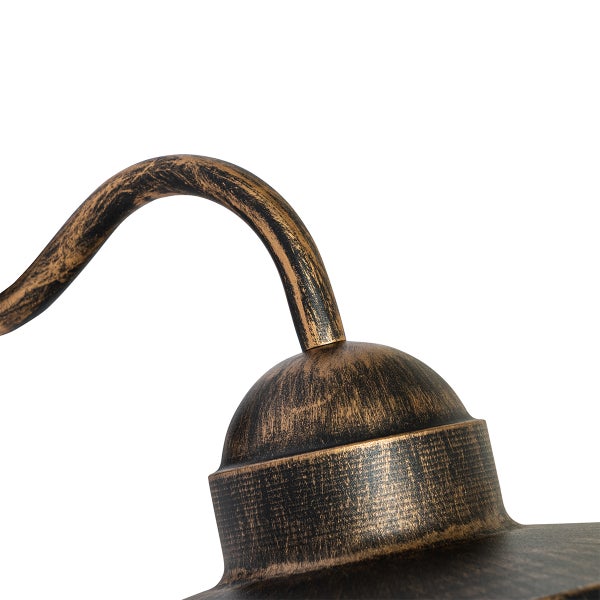 Nahaufnahme einer Außenwandleuchte aus Metall im antiken Schwarz-Gold-Design mit gebogenem Arm.