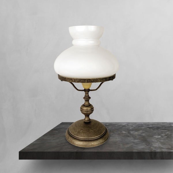 Tischlampe mit weißem Lampenschirm und antikem Sockel