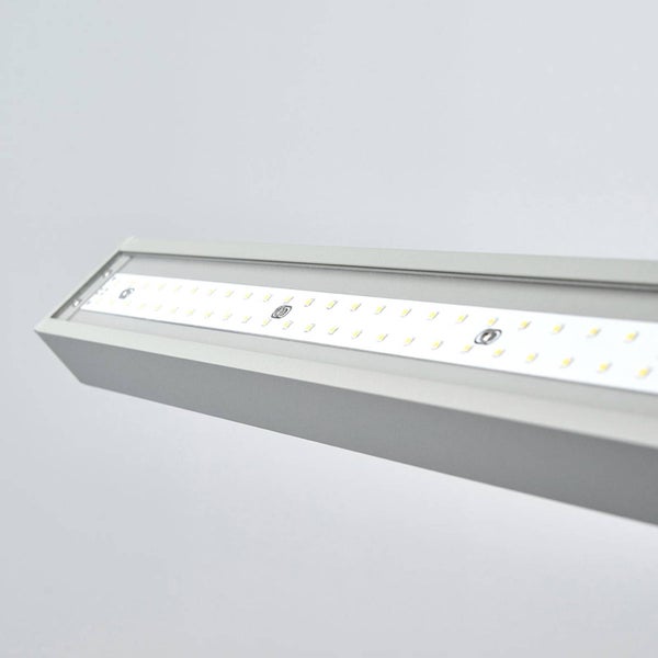Lineare LED-Leuchte aus silberfarbenem Aluminium mit sichtbaren LED-Chips.