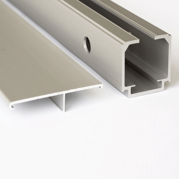 Zweiteiliges Aluminium Schienenprofil für Schiebetüren mit Führungsschiene und Abdeckung.