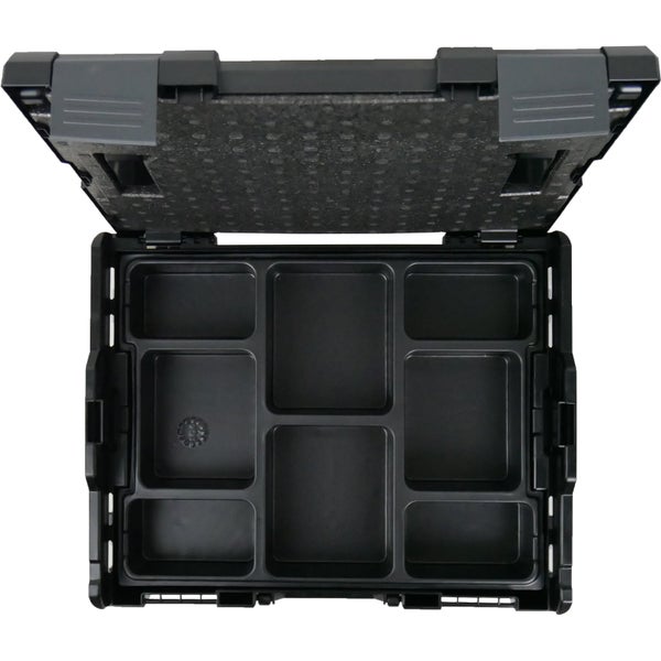 Schwarzer Werkzeugkoffer aus Kunststoff im geöffneten Zustand mit acht Fächern und Schaumstoffeinlage im Deckel.