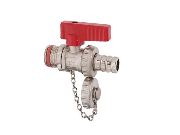 Kessel-Füll-Entleerkugelhahn aus Metall mit rotem Flügelgriff, Halbzoll-Gewinde, Schlauchanschluss und Verschlusskappe an einer Kette.