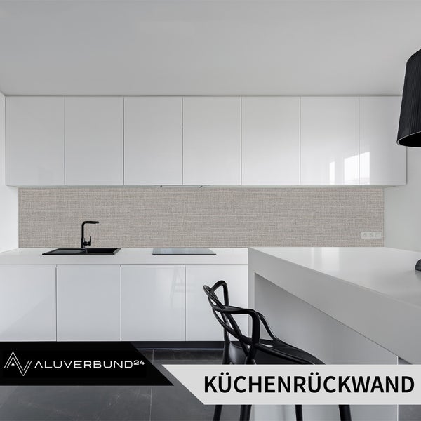Moderne Kuechenrueckwand mit Struktur in einer hellen Kueche mit weissen Fronten und Aluverbund24 Logo