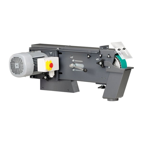 Graue stationäre Bandschleifmaschine für die Metallbearbeitung mit Elektromotor, Schutzvisier und Not-Aus-Schalter.