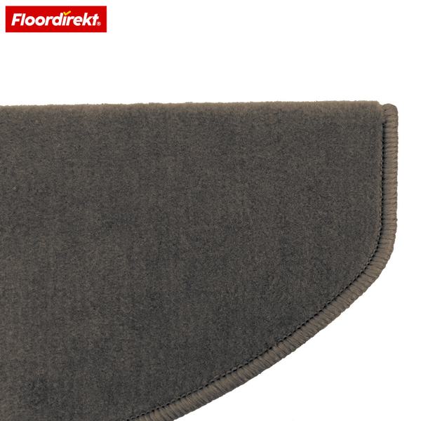 Detailansicht einer Treppenstufe mit Teppichbelag