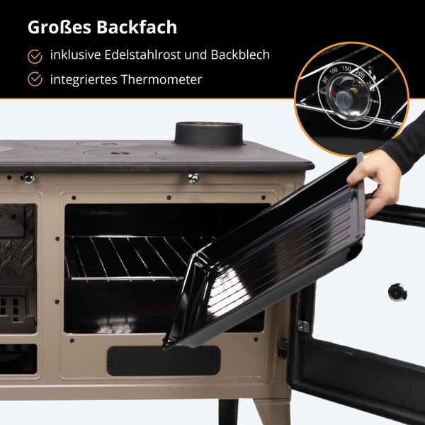 Küchenherd mit offenem Backfach, Edelstahlrost, Backblech und integriertem Thermometer. Eine Hand schiebt ein Backblech hinein.