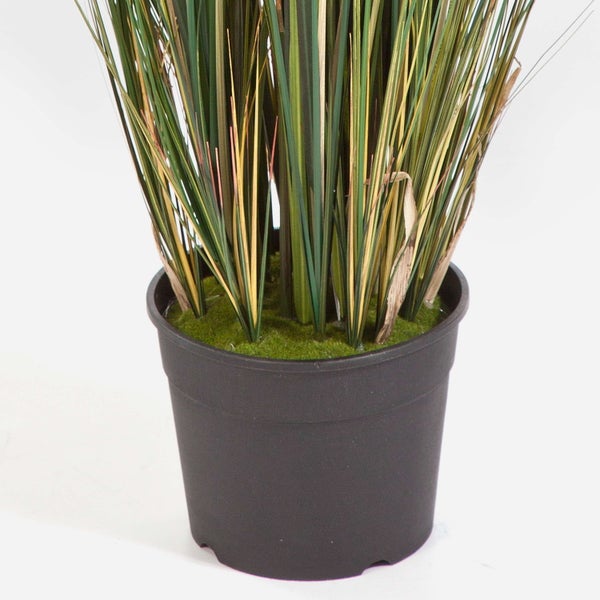 Künstlicher Zweig mit grünen Blättern zur Dekoration.