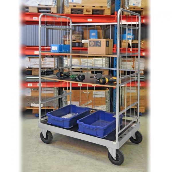 Rollwagen mit drei Regalböden für den Transport von Werkzeugen und Materialien im Lager