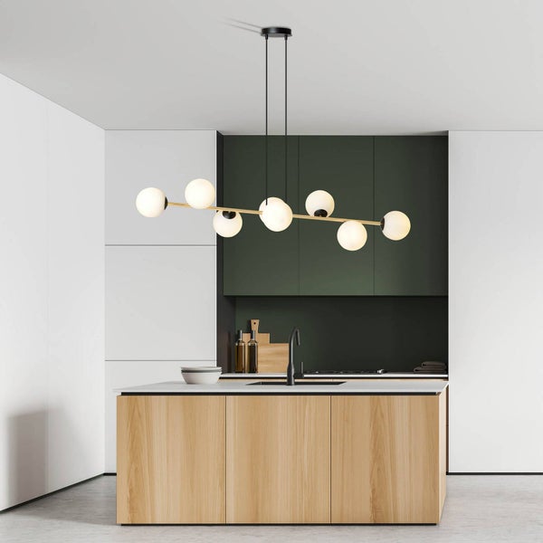 Moderne Küche mit einer Hängeleuchte mit mehreren Glaskugeln und einer Kücheninsel aus Holz.