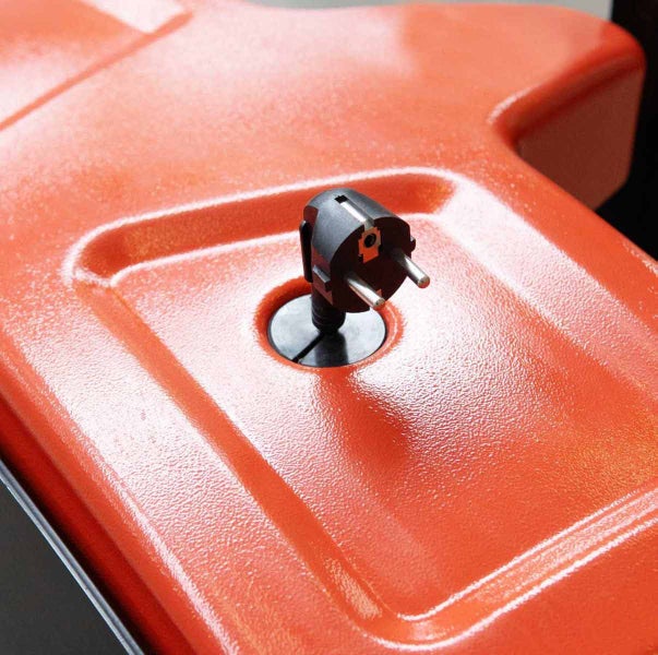 Netzstecker in einer Aussparung am Kunststoffgehäuse eines Elektrogeräts.