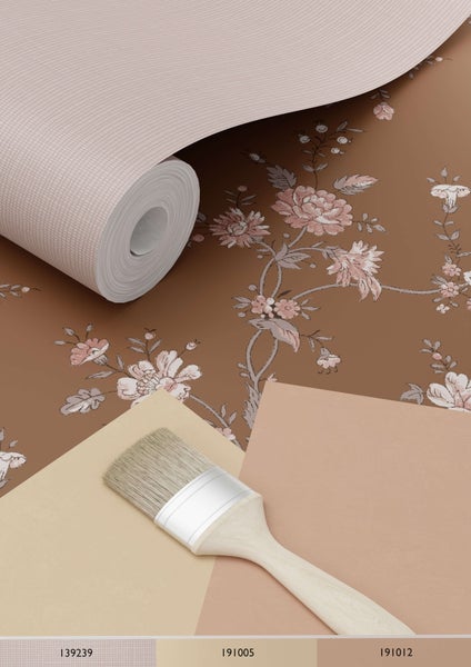 Tapetenrolle und Pinsel auf brauner Blumentapete