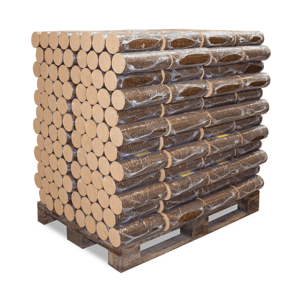 Eine Palette mit runden Holzbriketts, die in Kunststofffolie verpackt sind.