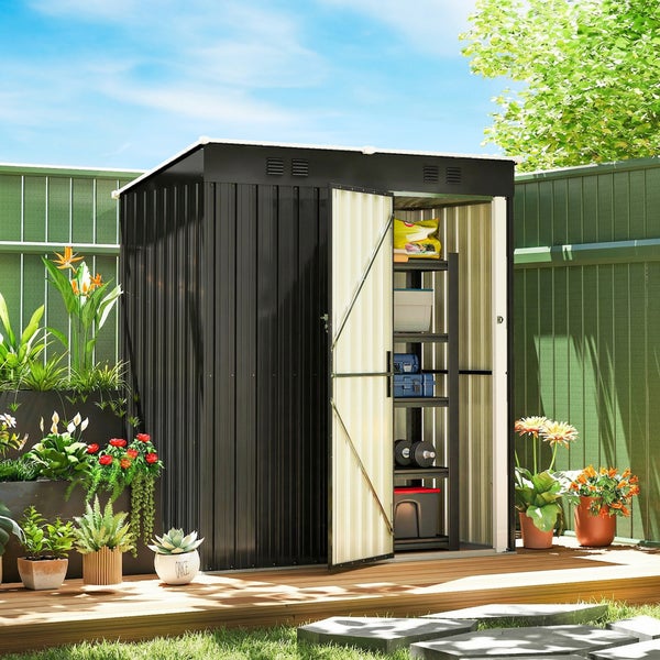 Dunkles Metall-Gerätehaus mit geöffneter Tür und Regalsystem auf einer Holzterrasse im Garten.