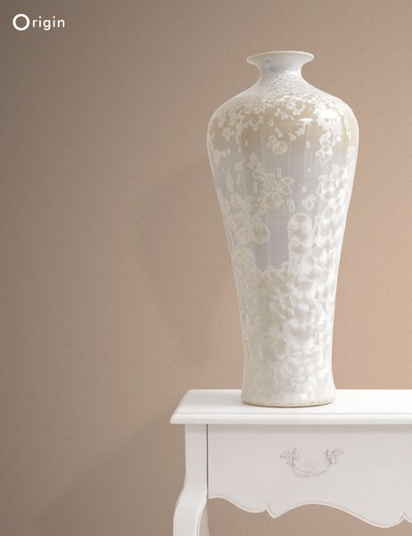 Dekorative Vase auf einem weißen Tisch