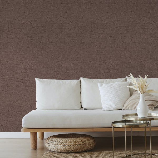 Szene mit einer braunen Tapete mit Strukturmuster hinter einem Sofa
