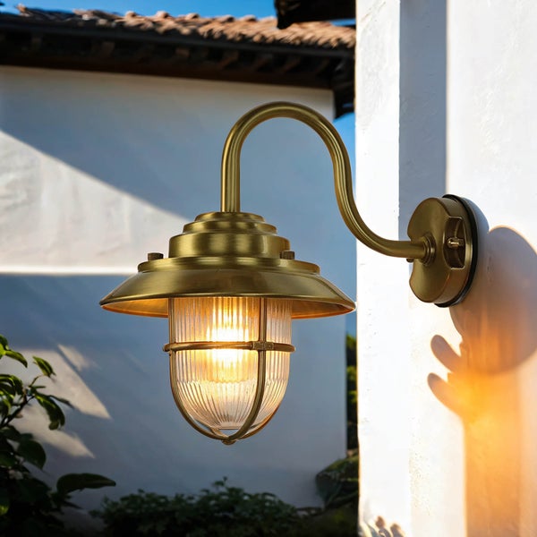 Goldfarbene Außenwandleuchte mit klarem, geriffeltem Glas