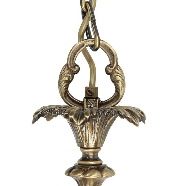 Detail einer Deckenleuchte mit verzierter Aufhängung und Kette