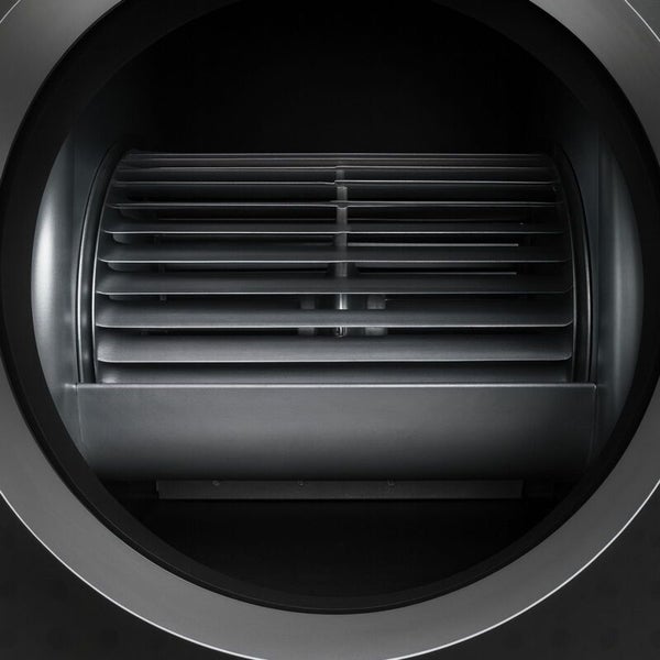 Nahaufnahme eines Tangentialventilators mit horizontalen Lamellen in einem runden Gehäuse.