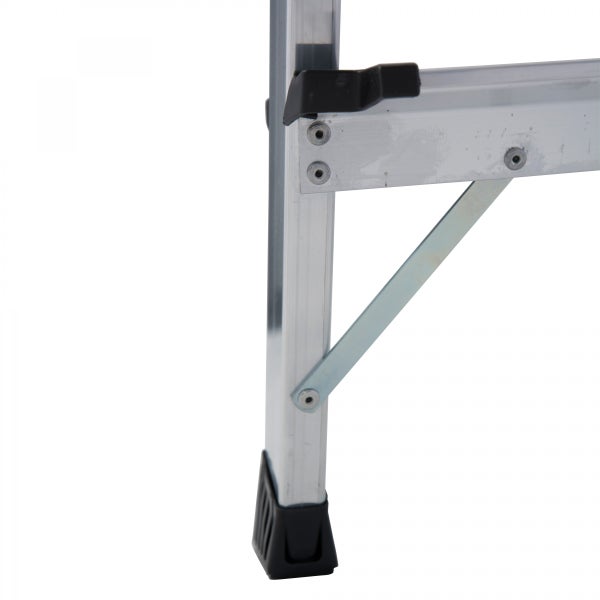 Detailaufnahme einer Aluminiumleiter mit rutschfesten Füßen