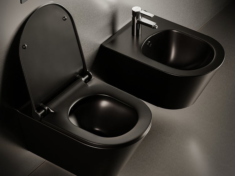Wandhängende Toilette und Bidet in Schwarz matt, modernes Badezimmerset mit verchromter Armatur.