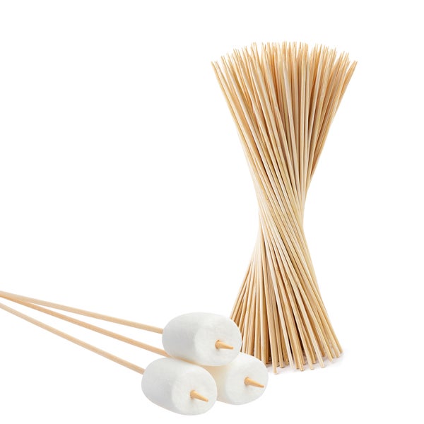 Marshmallows auf Holzstäbchen und ein Bündel Holzspieße