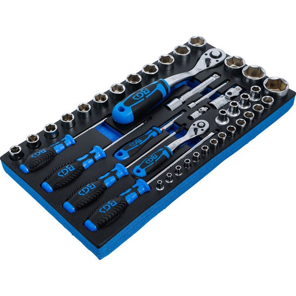 Steckschlüsselsatz mit Schraubendrehern und Steckschlüsseln im Werkzeugkoffer