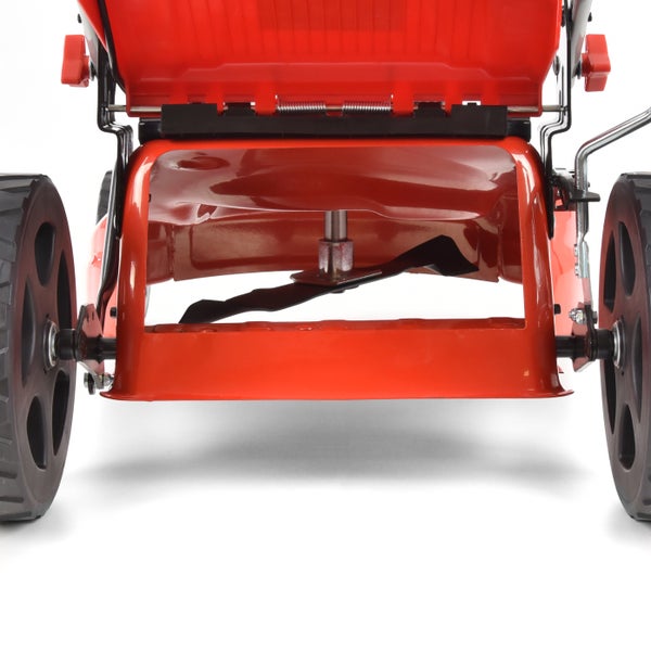 Roter Rasenmäher in der Rückansicht mit Fokus auf das Schneidmesser und die Hinterräder.