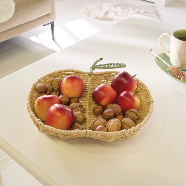 Apfelförmiger Korb aus geflochtenem Material zur Aufbewahrung von Obst und Nüssen als dekoratives Wohnaccessoire.