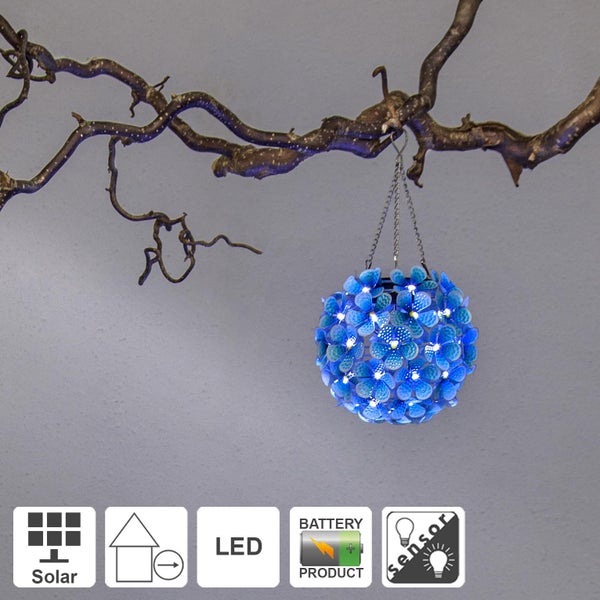 Hängende Solarleuchte in Kugelform mit LED-Beleuchtung an einem Ast