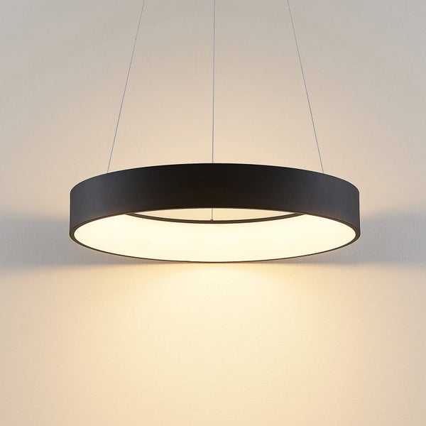Moderne ringförmige LED-Pendelleuchte in Schwarz mit weißem Diffusor, hängend an dünnen Drahtseilen.
